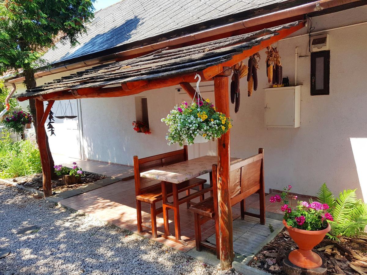 Kuti Vendeghaz Hotel Bakonykuti ภายนอก รูปภาพ